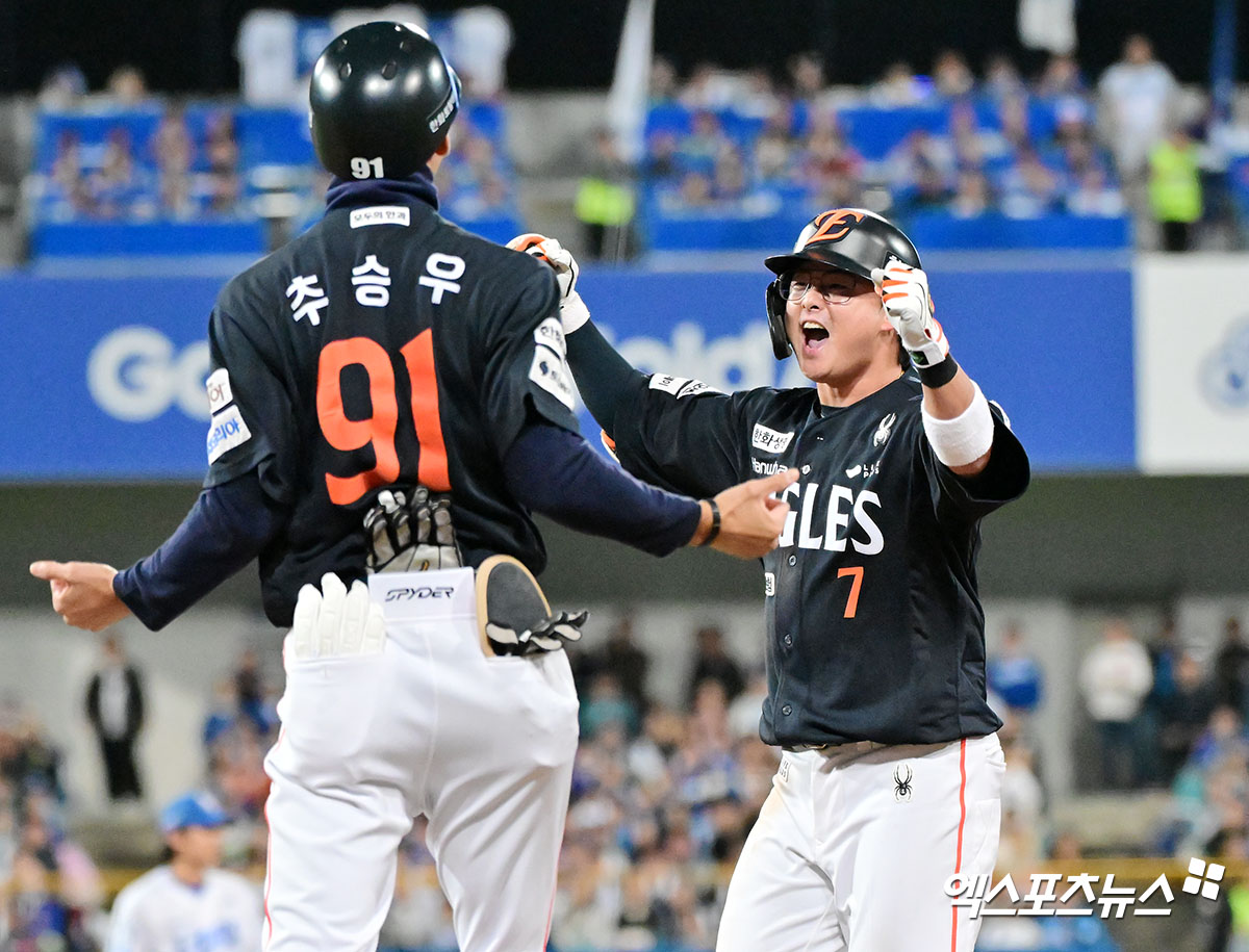 21일 오후 대구삼성라이온즈파크에서 열린 '2025 신한 SOL Bank KBO 포스트시즌' 한화 이글스와 삼성 라이온즈의 플레이오프 3차전 경기, 4회초 2사 2루 한화 이도윤이 1타점 적시타를 날리고 있다. 엑스포츠뉴스DB