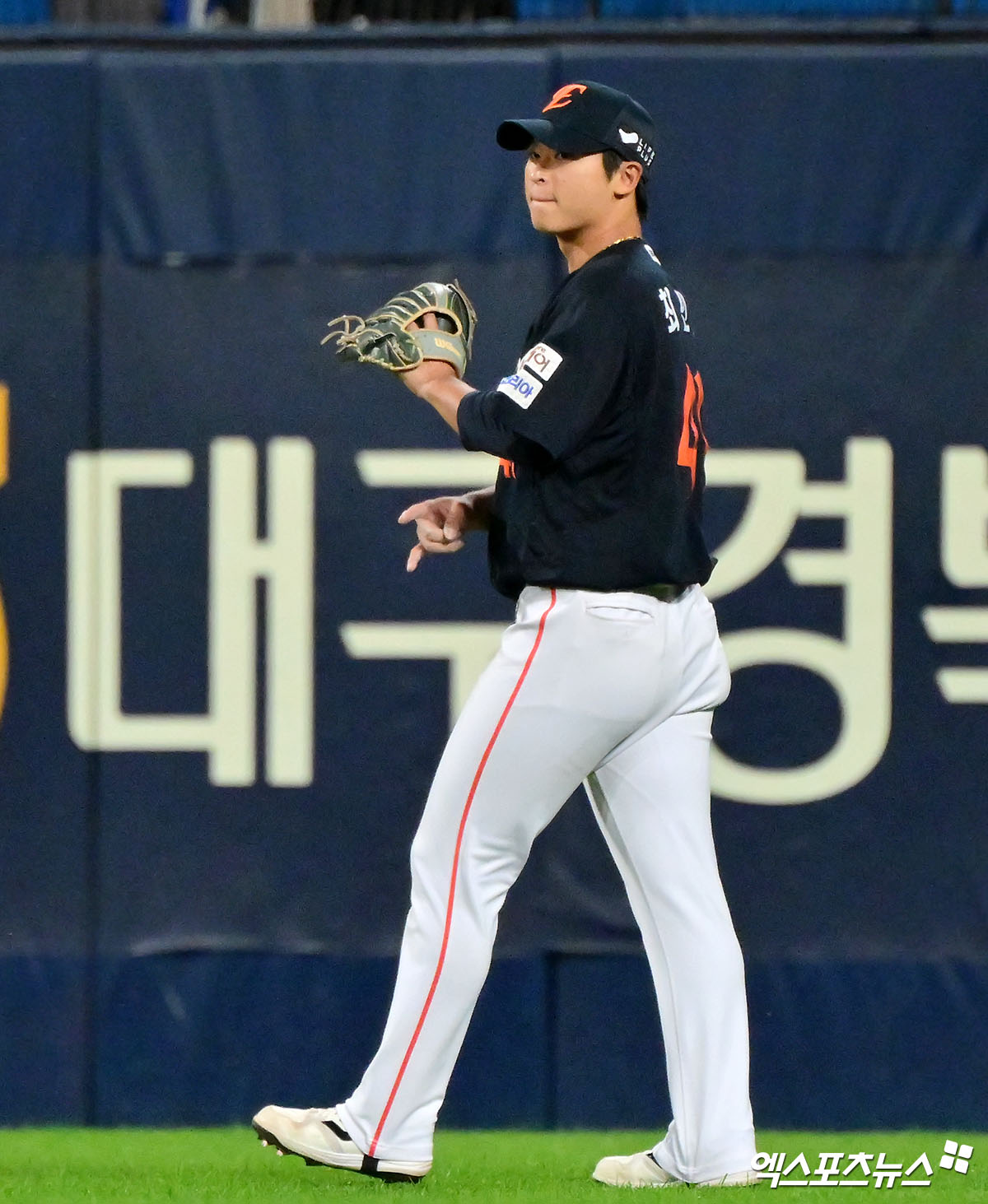 21일 오후 대구삼성라이온즈파크에서 열린 '2025 신한 SOL Bank KBO 포스트시즌' 한화 이글스와 삼성 라이온즈의 플레이오프 3차전 경기, 3회말 무사 1루 한화 최인호가 삼성 류지혁의 우익수 플라이때 1루 주자 강민호를 아웃시키고 있다. 엑스포츠뉴스DB