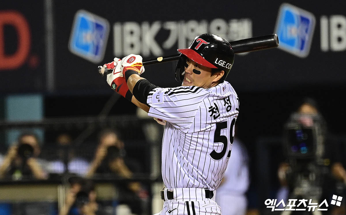 지난 8월 20일 오후 서울 송파구 잠실야구장에서 열린 '2025 신한 SOL Bank KBO리그' 롯데 자이언츠와 LG 트윈스의 경기, 7회말 1사 1루 LG 천성호가 안타를 때려내고 있다. 엑스포츠뉴스 DB