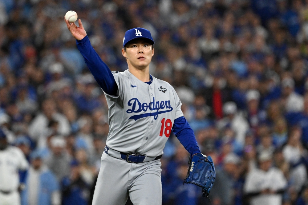 LA 다저스 야마모토 요시노부가 26일 캐나다 온타리오주 토론토의 로저스센터에서 열린 2025 미국 메이저리그(MLB) 토론토 블루제이스와의 월드시리즈(WS) 2차전에 선발 등판해 9이닝 4피안타 8탈삼진 1실점으로 호투를 펼쳐 밀워키 브루어스와의 내셔널리그 챔피언십시리즈 2차전(9이닝 3피안타 1피홈런 1볼넷 7탈삼진 1실점)에 이어 포스트시즌 2경기 연속 완투승을 거뒀다. Imagn Images 연합뉴스