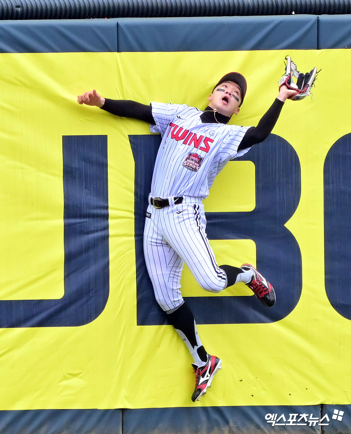 26일 오후 서울 송파구 잠실야구장에서 열린 '2025 신한 SOL Bank KBO 한국시리즈' 한화 이글스와 LG 트윈스의 1차전 경기, 1회초 1사 1루 LG 박해민이 한화 문현빈의 타구를 잡아내고 있다. 엑스포츠뉴스 잠실, 김한준 기자