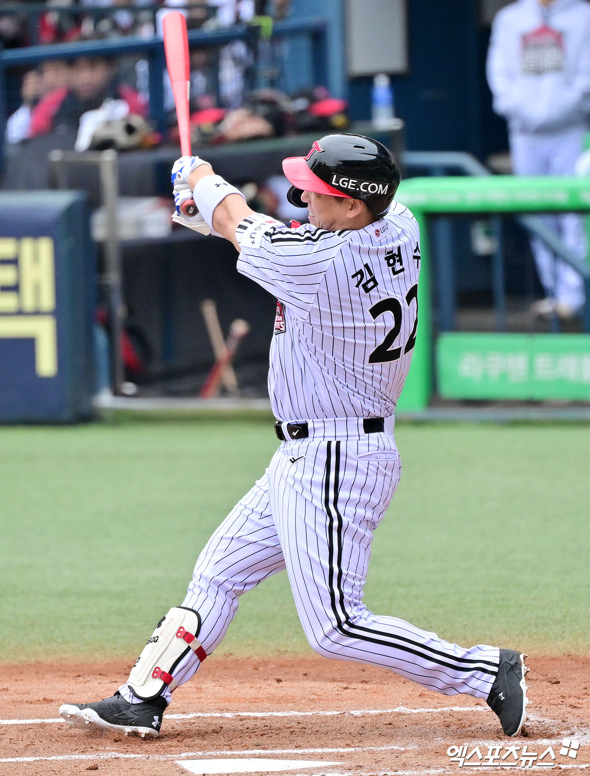 26일 오후 서울 송파구 잠실야구장에서 열린 '2025 신한 SOL Bank KBO 한국시리즈' 한화 이글스와 LG 트윈스의 1차전 경기, 1회말 1사 2,3루 LG 김현수가 3루 주자를 불러들이는 타격을 하고 있다. 잠실, 김한준 기자