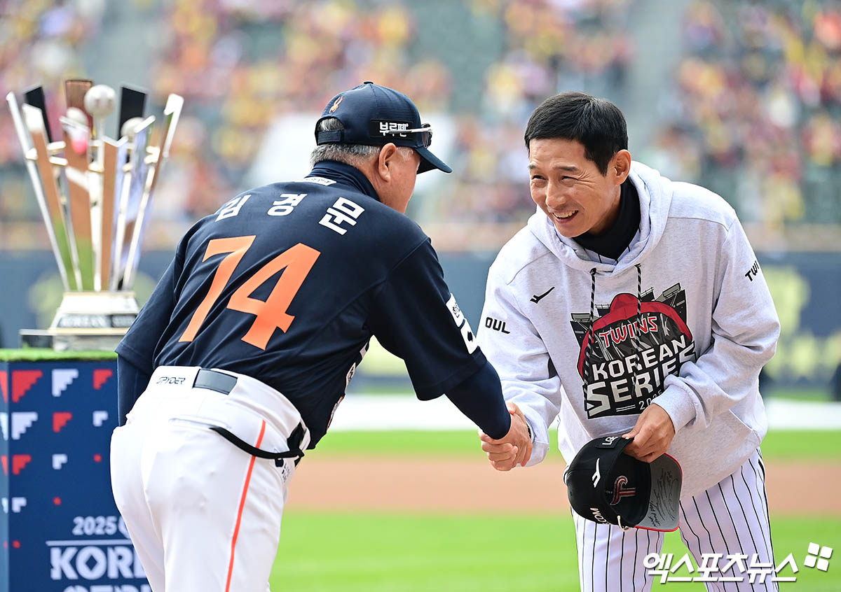 26일 오후 서울 송파구 잠실야구장에서 열린 '2025 신한 SOL Bank KBO 한국시리즈' 한화 이글스와 LG 트윈스의 1차전 경기에 앞서 한화 김경문 감독과 LG 염경엽 감독이 그라운드에서 악수를 나누고 있다. 잠실, 김한준 기자