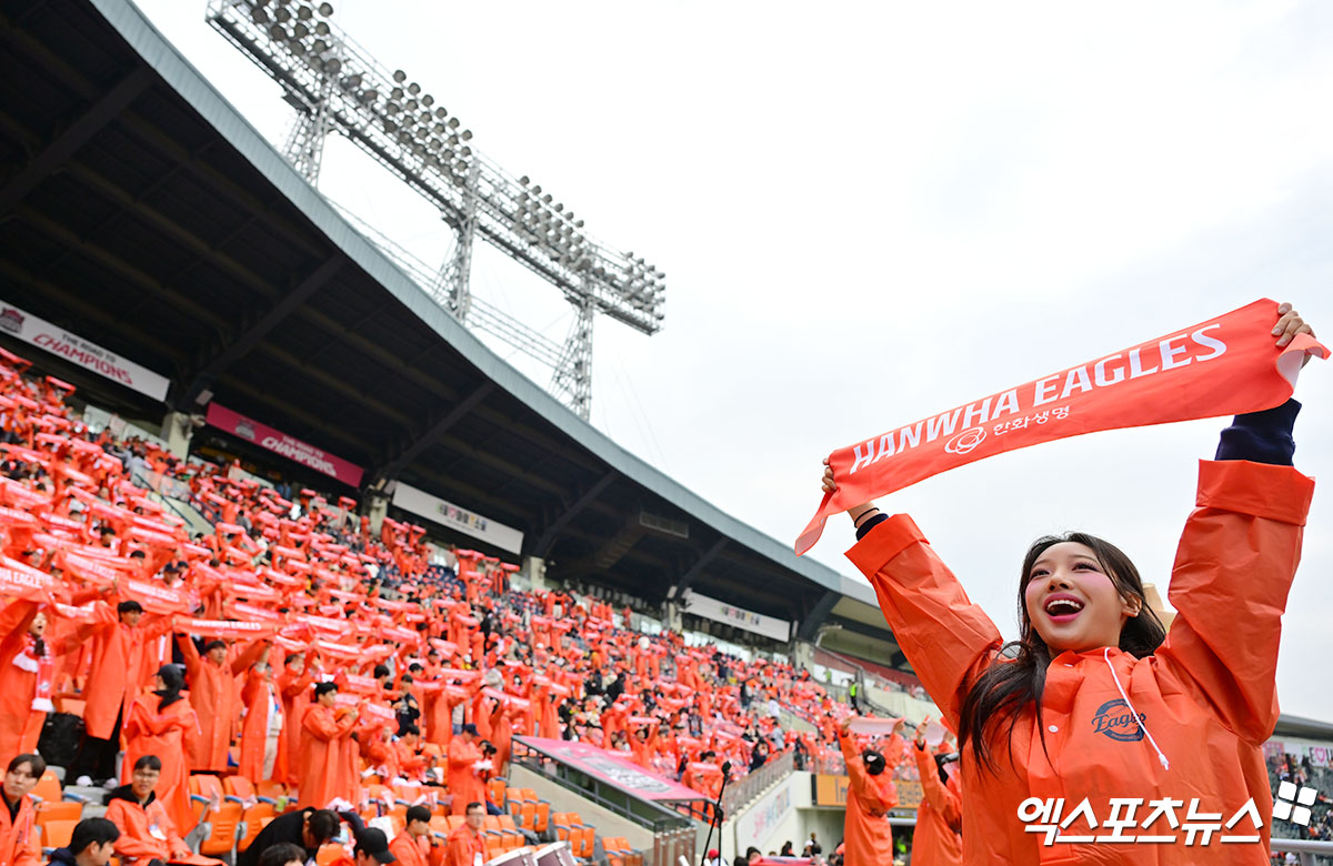 26일 오후 서울 송파구 잠실야구장에서 열린 '2025 신한 SOL Bank KBO 한국시리즈' 한화 이글스와 LG 트윈스의 1차전 경기, 한화 팬들이 열띤 응원을 선보이고 있다. 대전, 김한준 기자