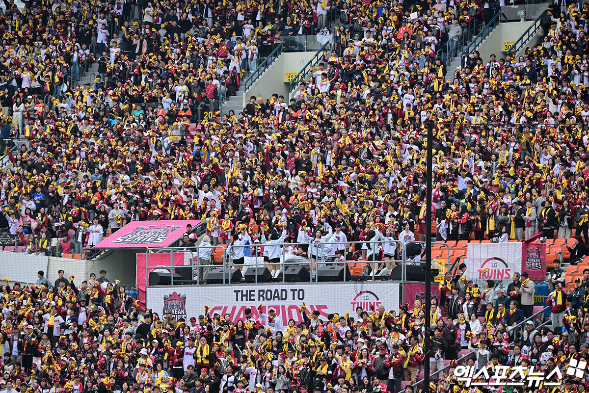 26일 오후 서울 송파구 잠실야구장에서 열린 '2025 신한 SOL Bank KBO 한국시리즈' 한화 이글스와 LG 트윈스의 1차전 경기, LG 팬들이 열띤 응원을 선보이고 있다. 대전, 김한준 기자