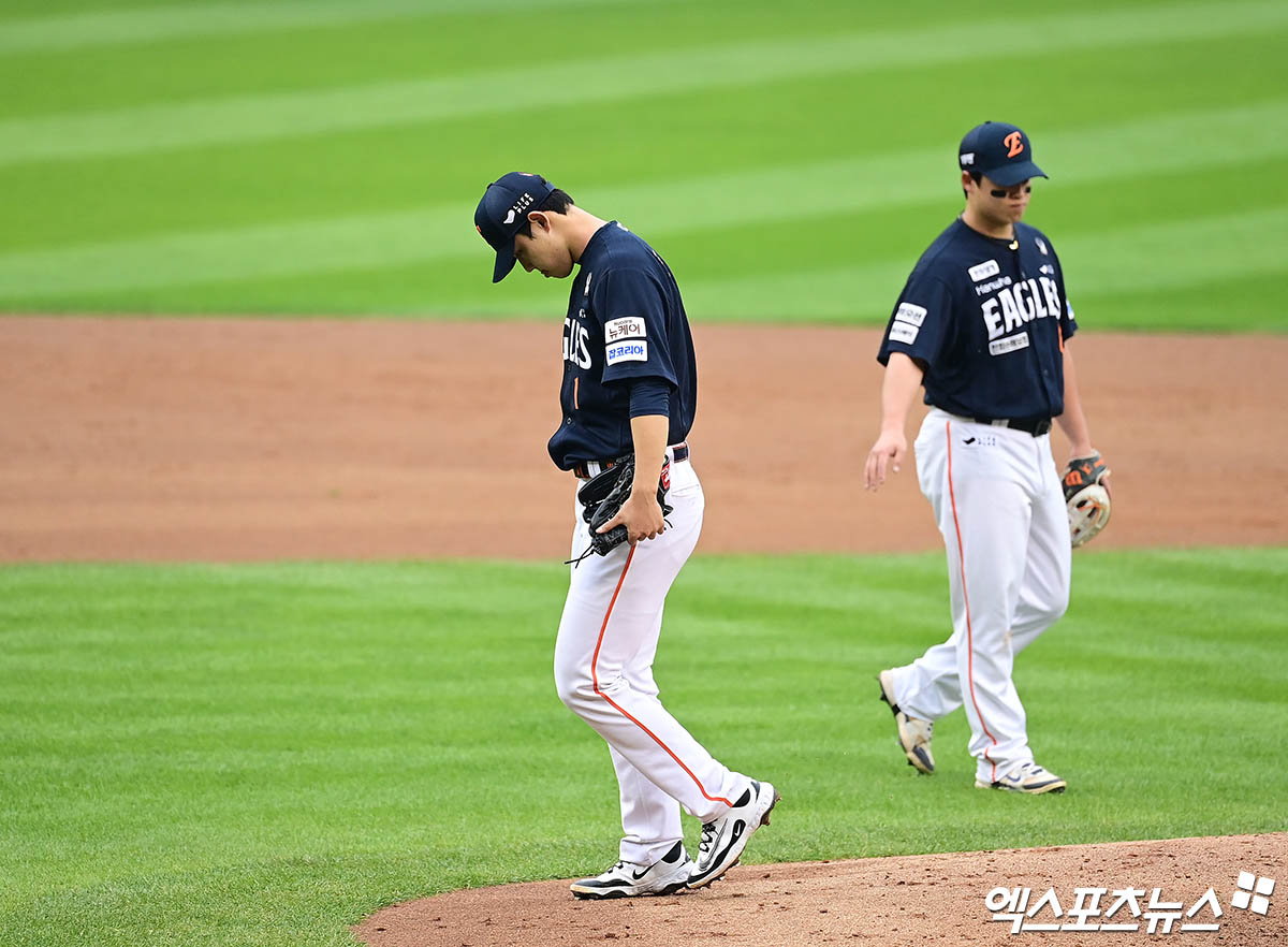 한화 이글스 문동주는 26일 서울 잠실구장에서 열린 2025 신한 SOL Bank KBO리그 LG 트윈스와의 한국시리즈 1차전에서 데뷔 첫 포스트시즌 선발 등판에 나서 4⅓이닝 4피안타(1피홈런) 4사사구 3탈삼진 4실점(3자책점)으로 5회를 버티지 못하고 교체됐다. 5회말 1사 1루 한화 선발투수 문동주가 교체되어 마운드를 내려가고 있다. 잠실, 박지영 기자
