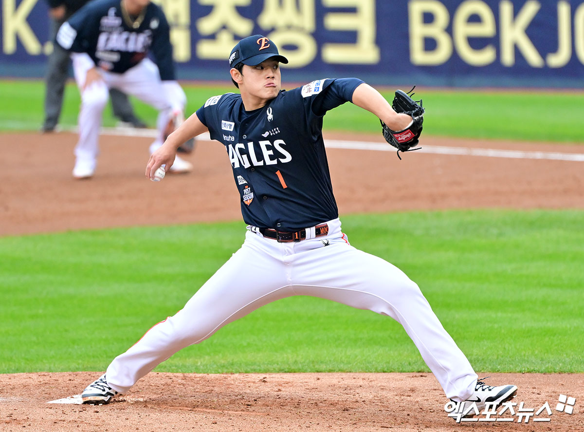 26일 오후 서울 송파구 잠실야구장에서 열린 '2025 신한 SOL Bank KBO 한국시리즈' 한화 이글스와 LG 트윈스의 1차전 경기, 2회말 2사 한화 선발투수 문동주가 공을 힘차게 던지고 있다. 잠실, 김한준 기자