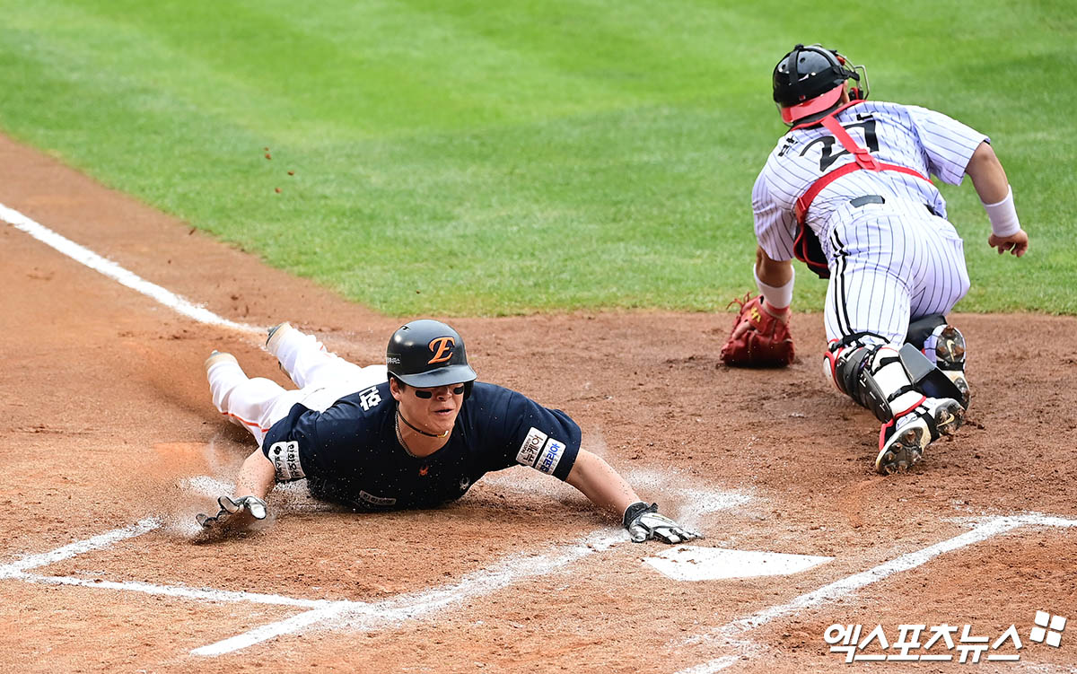 26일 오후 서울 송파구 잠실야구장에서 열린 '2025 신한 SOL Bank KBO 한국시리즈' 한화 이글스와 LG 트윈스의 1차전 경기, 6회초 1사 3루 한화 하주석의 1타점 희생플라이 때 3루주자 노시환이 태그업을 시도, 홈으로 쇄도하며 득점을 올리고 있다. 잠실, 박지영 기자