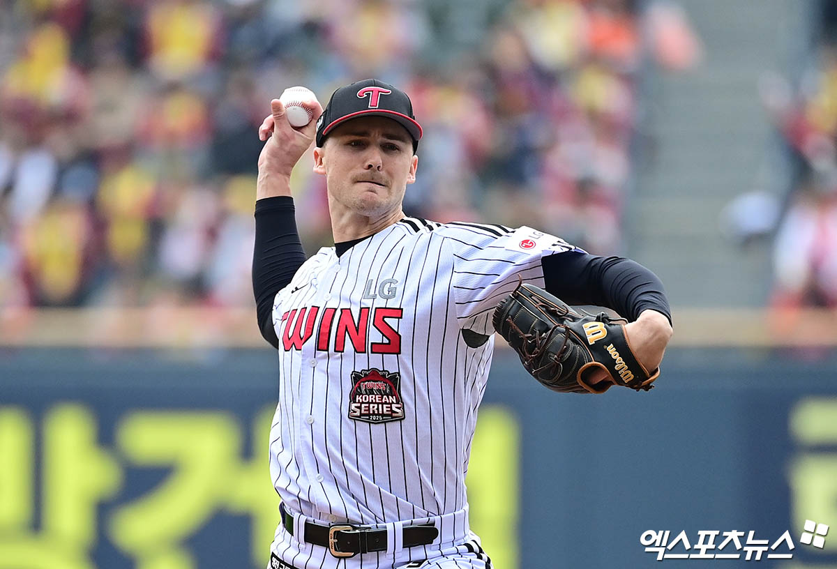 26일 오후 서울 송파구 잠실야구장에서 열린 '2025 신한 SOL Bank KBO 한국시리즈' 한화 이글스와 LG 트윈스의 1차전 경기, 1회초 LG 선발투수 톨허스트가 역투하고 있다. 잠실, 박지영 기자