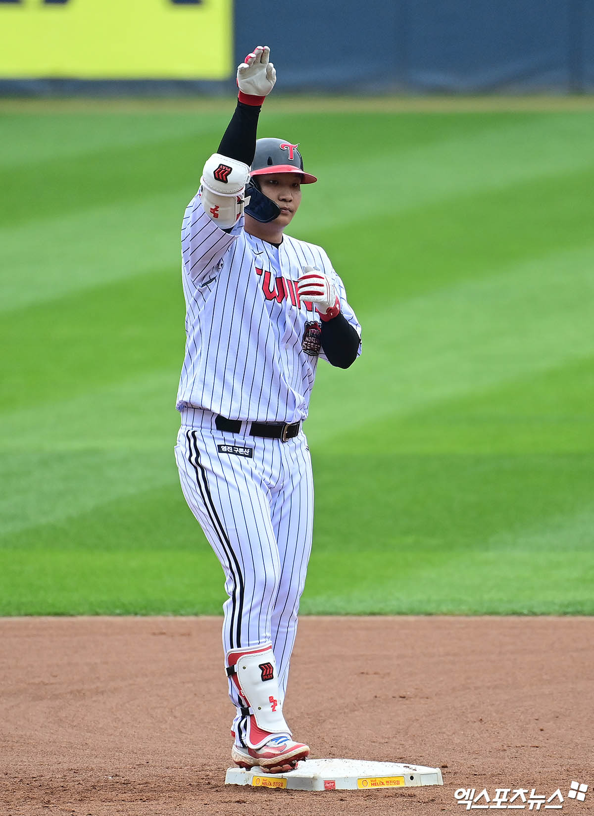 26일 오후 서울 송파구 잠실야구장에서 열린 '2025 신한 SOL Bank KBO 한국시리즈' 한화 이글스와 LG 트윈스의 1차전 경기, 1회말 2사 3루 LG 문보경이 1타점 적시 2루타를 때려낸 뒤 세리머니를 하고 있다. 잠실, 박지영 기자