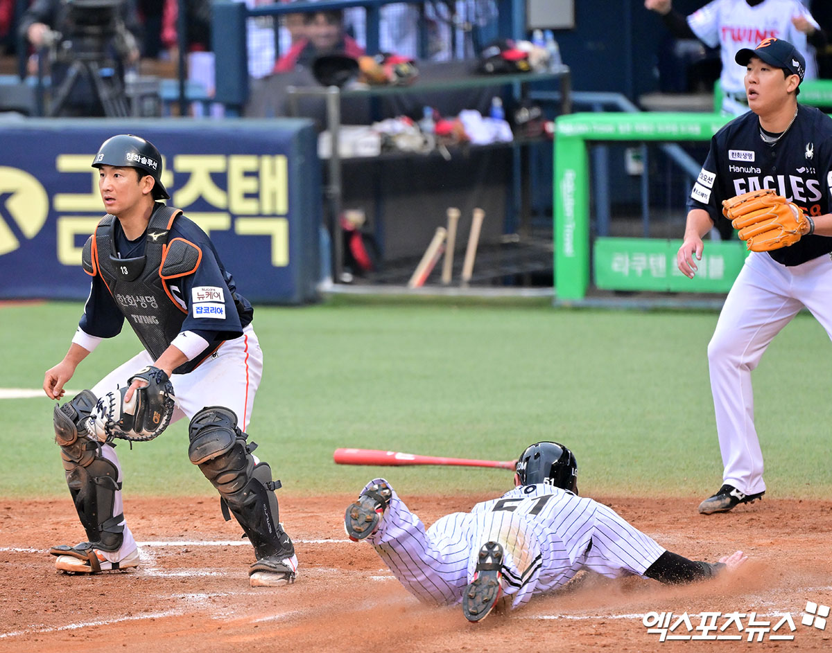 26일 오후 서울 송파구 잠실야구장에서 열린 '2025 신한 SOL Bank KBO 한국시리즈' 한화 이글스와 LG 트윈스의 1차전 경기, 6회말 2사 1,2루 LG 홍창기가 김현수의 1타점 적시타때 득점에 성공하고 있다. 잠실, 김한준 기자
