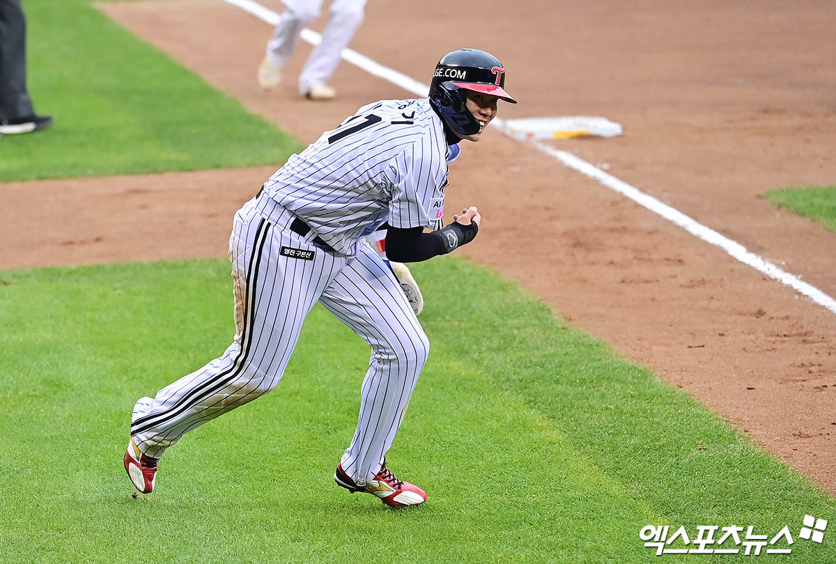26일 오후 서울 송파구 잠실야구장에서 열린 '2025 신한 SOL Bank KBO 한국시리즈' 한화 이글스와 LG 트윈스의 1차전 경기, 6회말 2사 1,2루 LG 김현수의 적시타 때 2루주자 홍창기가 주루 중 넘어진 뒤 일어나 다시 달리고 있다. 잠실, 박지영 기자
