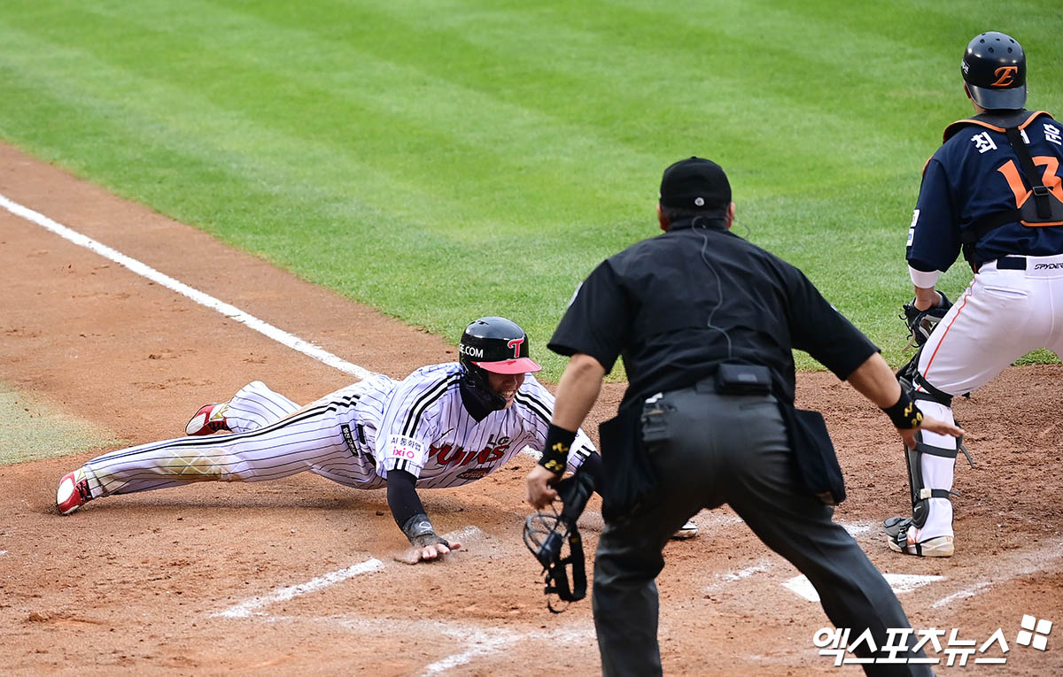 26일 오후 서울 송파구 잠실야구장에서 열린 '2025 신한 SOL Bank KBO 한국시리즈' 한화 이글스와 LG 트윈스의 1차전 경기, 6회말 2사 1,2루 LG 김현수의 적시타 때 2루루자 홍창기가 홈으로 쇄도하며 득점을 올리고 있다. 잠실, 박지영 기자