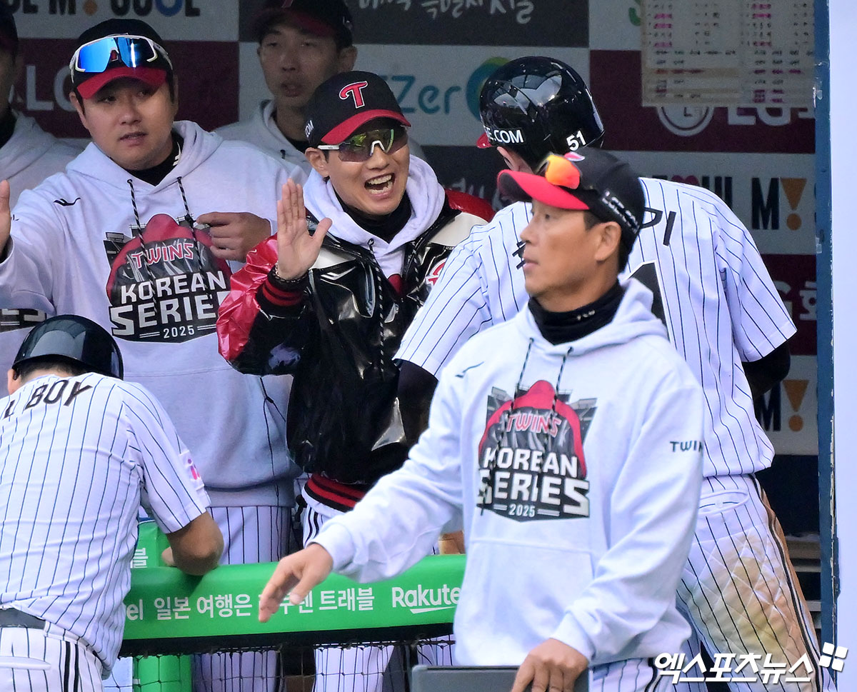 26일 오후 서울 송파구 잠실야구장에서 열린 '2025 신한 SOL Bank KBO 한국시리즈' 한화 이글스와 LG 트윈스의 1차전 경기, 6회말 2사 1,2루 LG 홍창기가 김현수의 1타점 적시타때 득점에 성공한 후 염경엽 감독의 축하를 받고 있다. 잠실, 김한준 기자