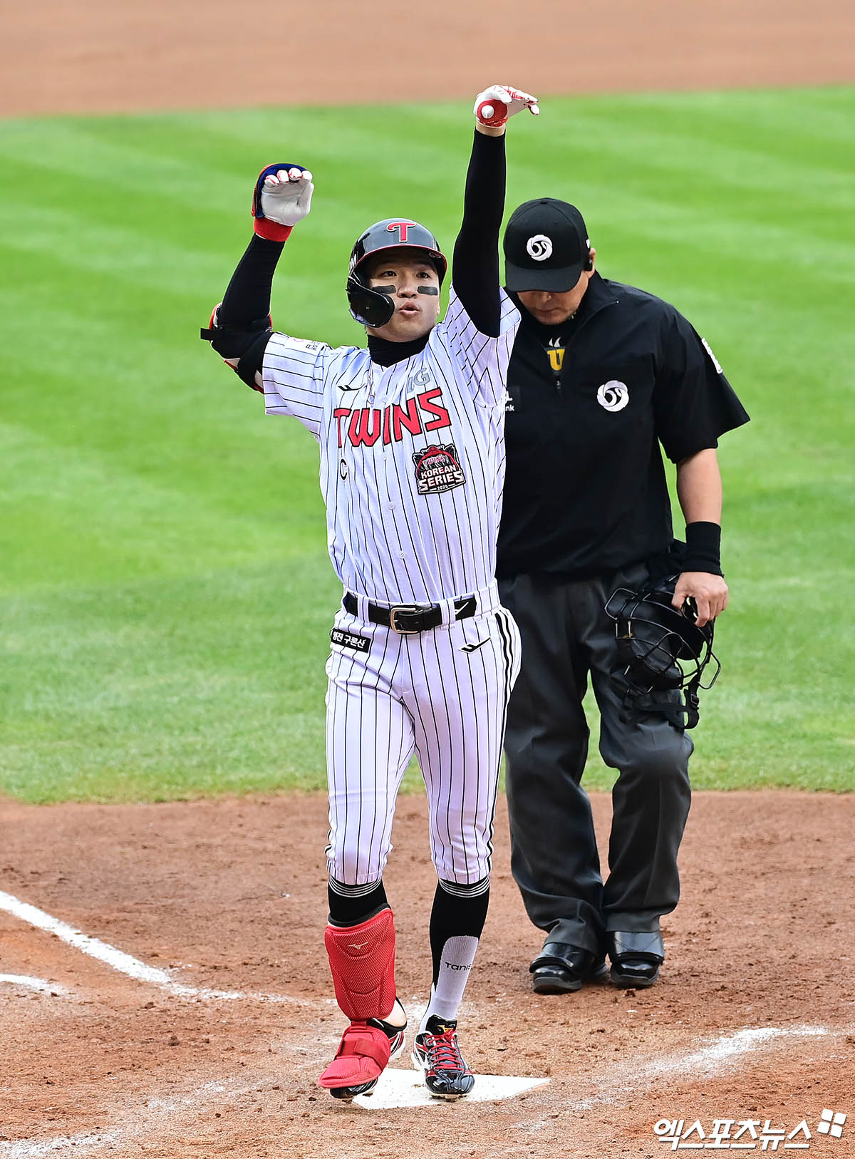 26일 오후 서울 송파구 잠실야구장에서 열린 '2025 신한 SOL Bank KBO 한국시리즈' 한화 이글스와 LG 트윈스의 1차전 경기, 5회말 LG 선두타자 박해민이 한화 선발투수 문동주 상대로 솔로 홈런을 때려낸 뒤 베이스를 돌고 있다. 잠실, 박지영 기자