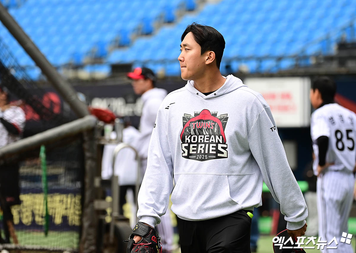 26일 오후 서울 송파구 잠실야구장에서 열리는 '2025 신한 SOL Bank KBO 한국시리즈' 한화 이글스와 LG 트윈스의 1차전 경기에 앞서 LG 손주영이 훈련에 나서고 있다. 잠실, 박지영 기자