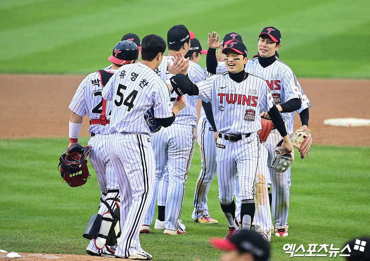 26일 오후 서울 송파구 잠실야구장에서 열린 '2025 신한 SOL Bank KBO 한국시리즈' 한화 이글스와 LG 트윈스의 1차전 경기, LG가 선발투수 톨허스트의 6이닝 2실점 호투와 신민재의 5타수 3안타 활약에 힘입어 8:2의 스코어로 승리하며 73.2%의 우승 확률을 잡았다.  경기 종료 후 LG 선수들이 승리의 기쁨을 나누고 있다. 잠실, 박지영 기자