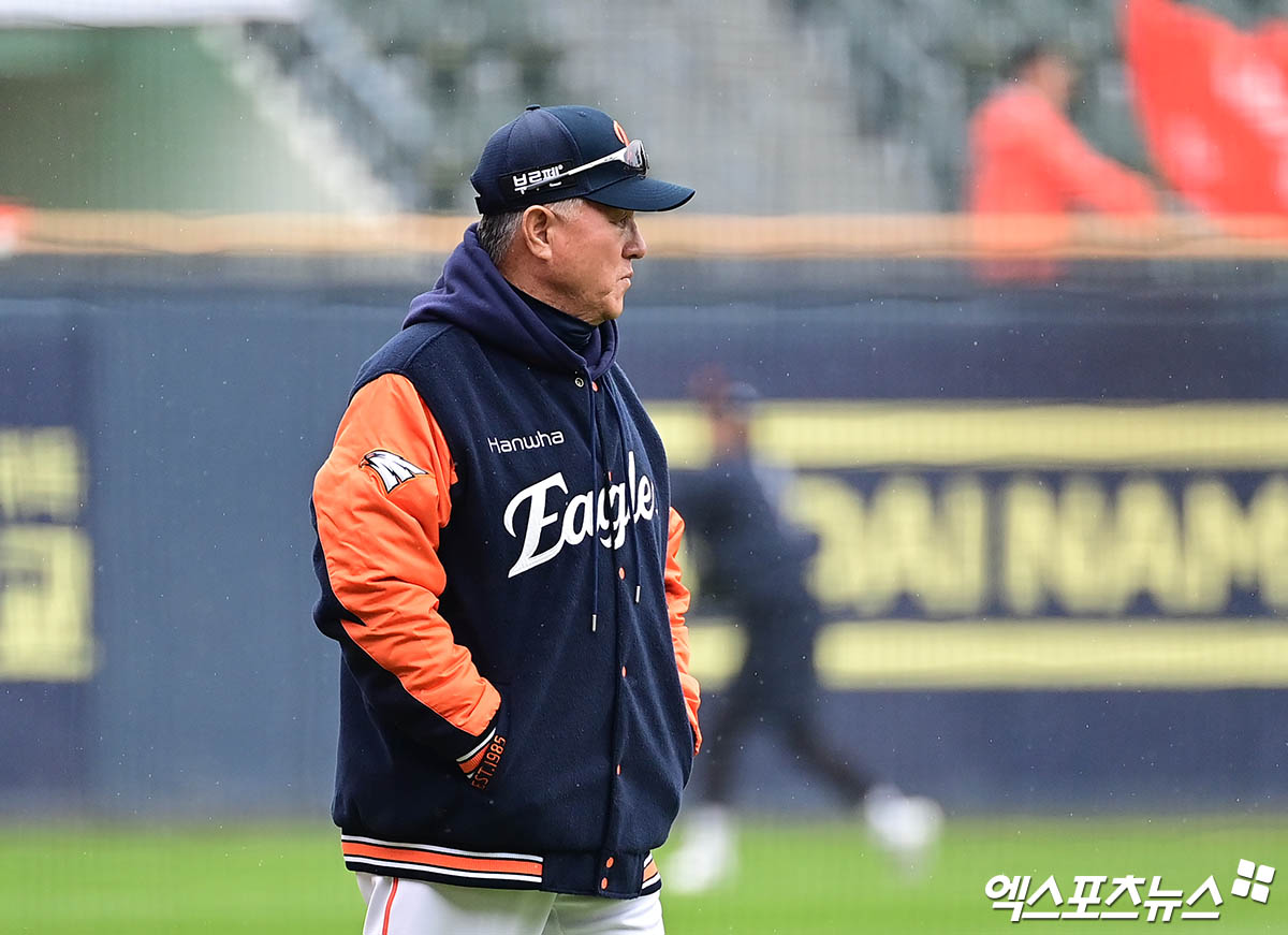 26일 오후 서울 송파구 잠실야구장에서 열리는 '2025 신한 SOL Bank KBO 한국시리즈' 한화 이글스와 LG 트윈스의 1차전 경기에 앞서 LG 염경엽 감독이 그라운드로 나서고 있다. 잠실, 박지영 기자