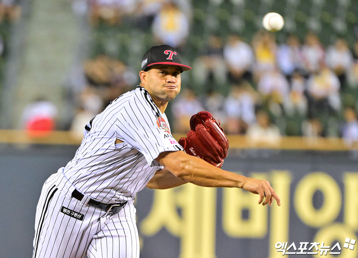 1일 오후 서울 송파구 잠실야구장에서 열린 '2025 신한 SOL Bank KBO리그' NC 다이노스와 LG 트윈스의 경기, 1회초 LG 선발투수 치리노스가 공을 힘차게 던지고 있다. 엑스포츠뉴스 DB