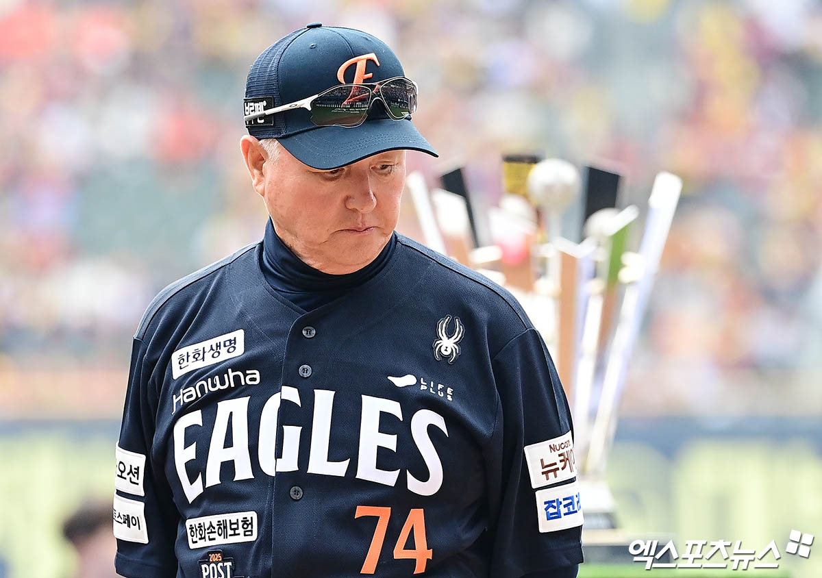 26일 오후 서울 송파구 잠실야구장에서 열린 '2025 신한 SOL Bank KBO 한국시리즈' 한화 이글스와 LG 트윈스의 1차전 경기에 앞서 한화 김경문 감독이 그라운드에 동려해 생각에 잠겨있다. 잠실, 박지영 기자