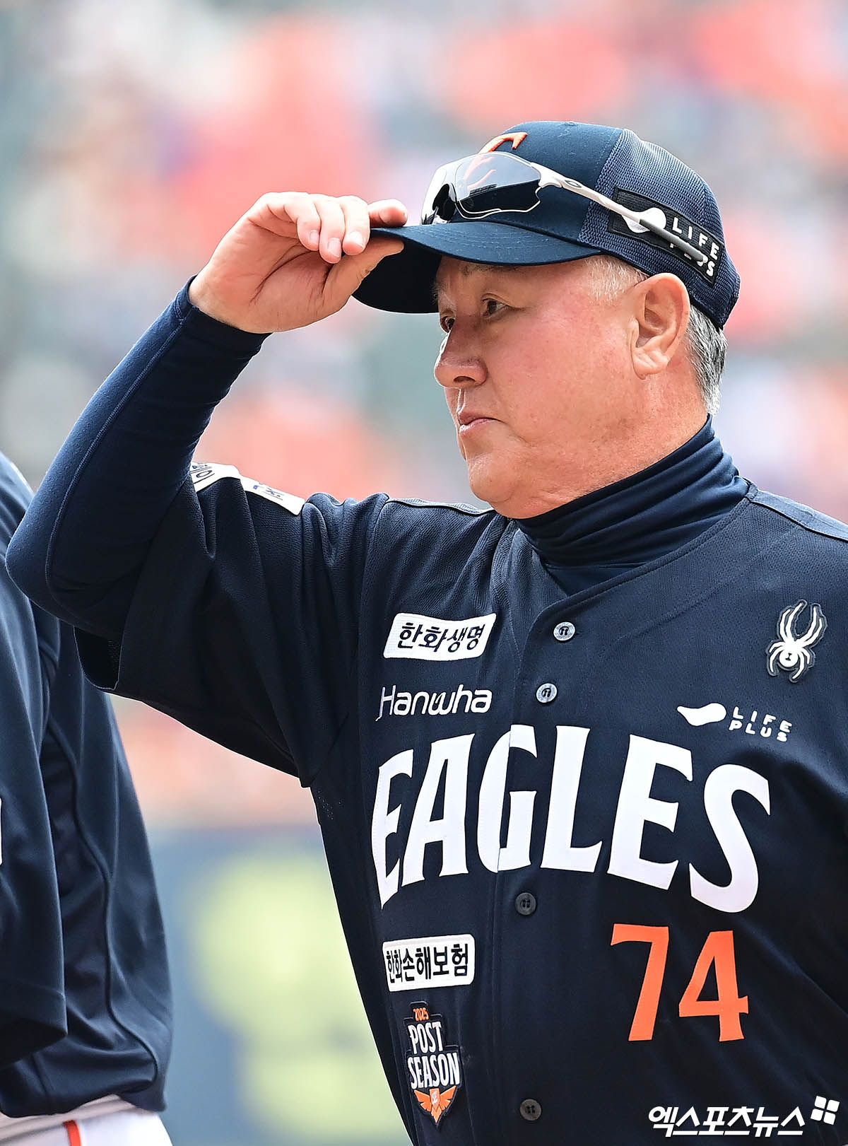 26일 오후 서울 송파구 잠실야구장에서 열린 '2025 신한 SOL Bank KBO 한국시리즈' 한화 이글스와 LG 트윈스의 1차전 경기에 앞서 한화 김경문 감독이 그라운드에 도열해있다. 잠실, 박지영 기자