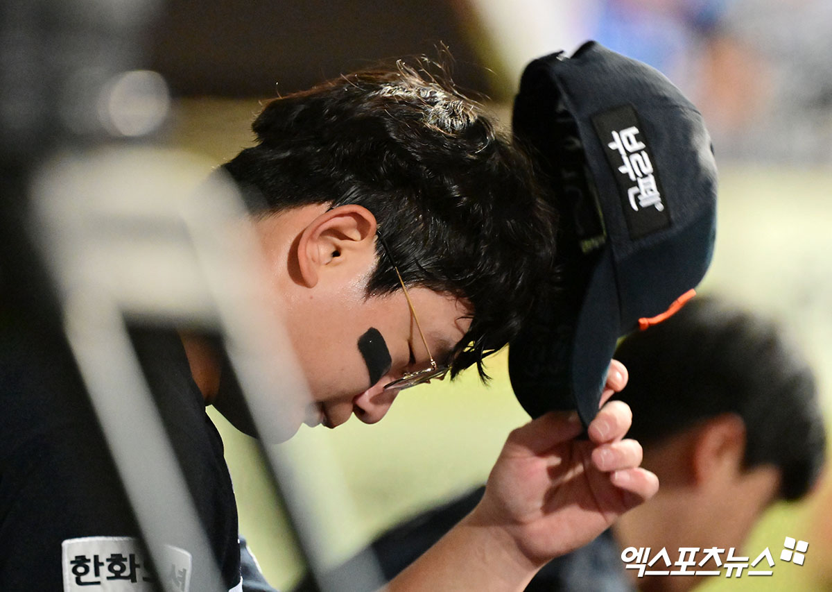 22일 오후 대구삼성라이온즈파크에서 열린 '2025 신한 SOL Bank KBO 포스트시즌' 한화 이글스와 삼성 라이온즈의 플레이오프 4차전 경기, 6회말 2사 1,2루 한화 김서현이 더그아웃에서 아쉬워하고 있다. 엑스포츠뉴스DB