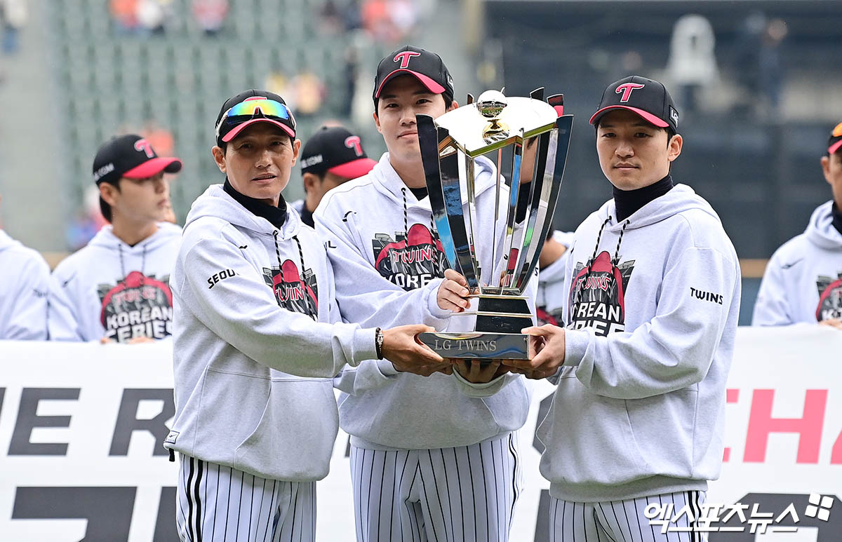 26일 오후 서울 송파구 잠실야구장에서 열리는 '2025 신한 SOL Bank KBO 한국시리즈' 한화 이글스와 LG 트윈스의 1차전 경기에 앞서 LG 정규시즌 우승 트로피 전달식이 진행됐다.   LG 염경엽 감독과 임찬규, 박해민이 그라운드에서 기념 촬영을 하고 있다. 잠실, 박지영 기자