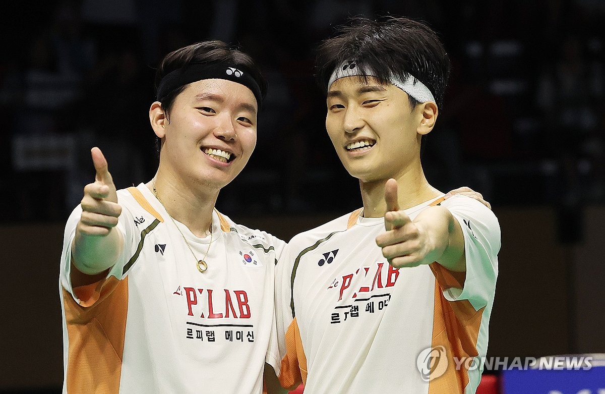 안세영 독주 속에 남자 복식 조도 월드클래스 면모를 다시 한번 보여줬다. 남자 복식 세계 랭킹 1위 김원호-서승재 조는 27일(한국시간) 프랑스 세송 세비녜에서 열린 세계배드민턴연맹(BWF) 월드투어 슈퍼 750 프랑스오픈 결승전서 인도네시아의 파자르 알피안-무하마드 쇼히불 피크리 조(세계 25위)를 상대로 2-1(10-21 21-13 21-12)로 제압했다. 연합뉴스
