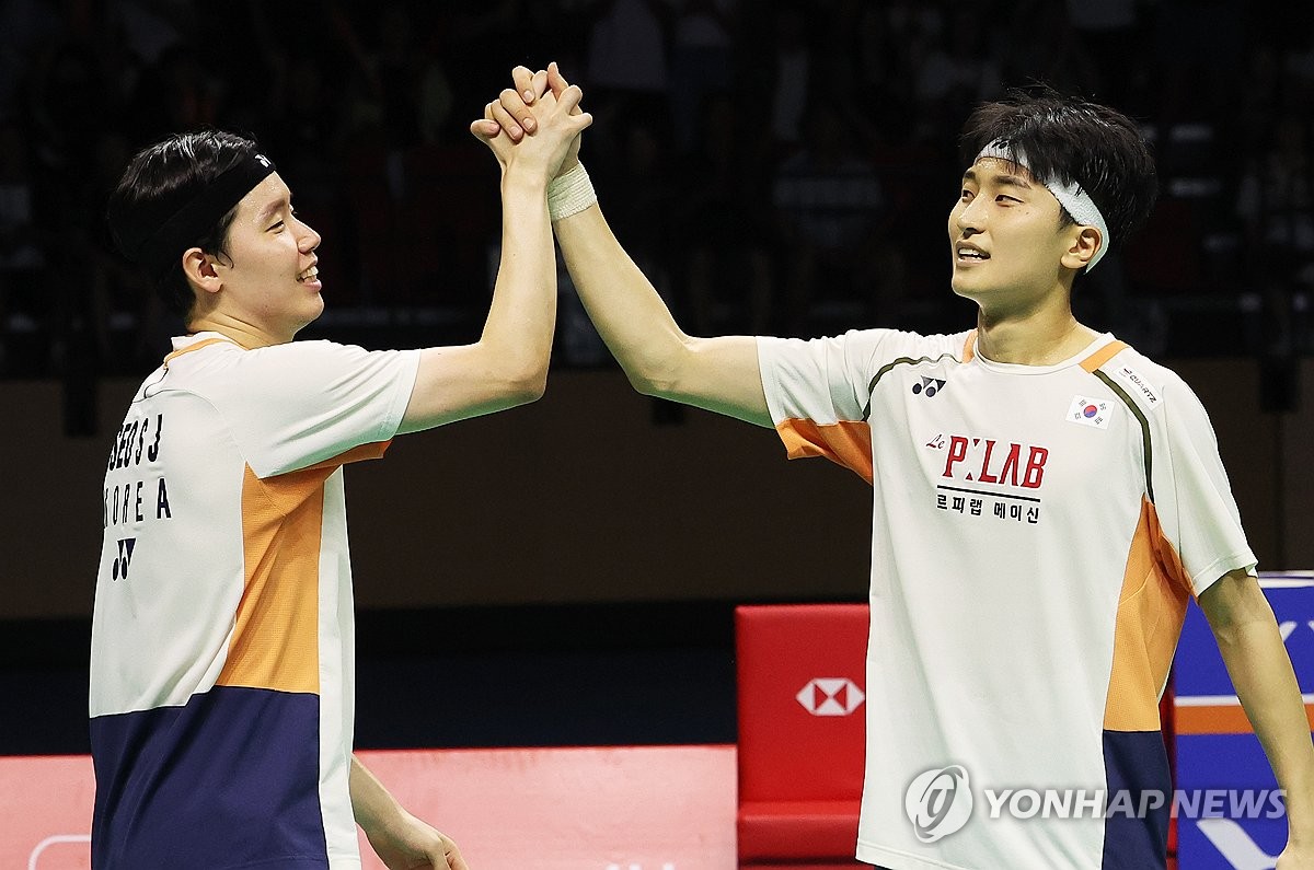 안세영 독주 속에 남자 복식 조도 월드클래스 면모를 다시 한번 보여줬다. 남자 복식 세계 랭킹 1위 김원호-서승재 조는 27일(한국시간) 프랑스 세송 세비녜에서 열린 세계배드민턴연맹(BWF) 월드투어 슈퍼 750 프랑스오픈 결승전서 인도네시아의 파자르 알피안-무하마드 쇼히불 피크리 조(세계 25위)를 상대로 2-1(10-21 21-13 21-12)로 제압했다. 연합뉴스