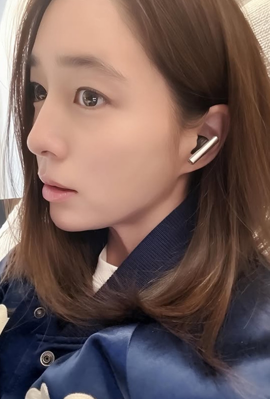 이어폰을 자랑하는 이민정. 사진=이민정 계정
