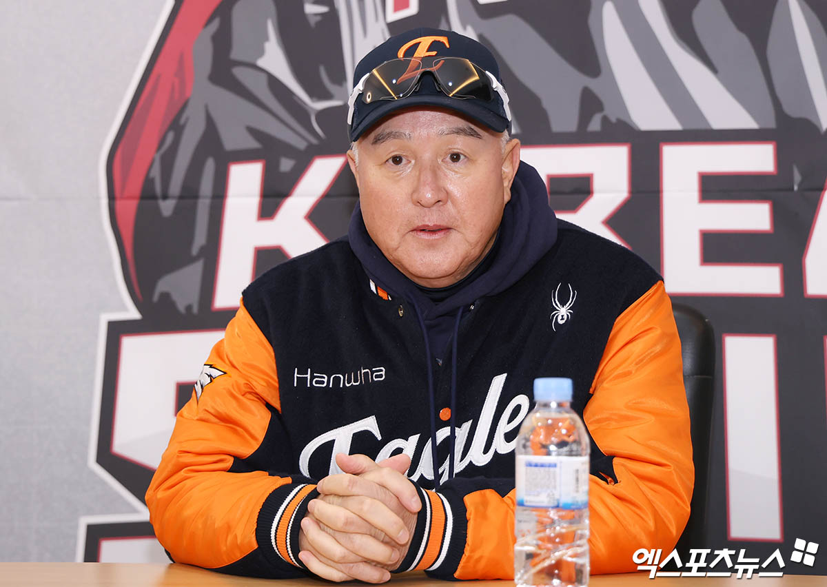 27일 오후 서울 송파구 잠실야구장에서 열리는 '2025 신한 SOL Bank KBO 한국시리즈' 한화 이글스와 LG 트윈스의 2차전 경기에 앞서 한화 김경문 감독이 취재진과 인터뷰를 나누고 있다. 잠실, 박지영 기자