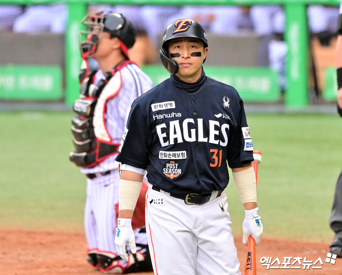 26일 오후 서울 송파구 잠실야구장에서 열린 '2025 신한 SOL Bank KBO 한국시리즈' 한화 이글스와 LG 트윈스의 1차전 경기, 3회초 한화 손아섭이 루킹삼진을 당한 후 아쉬워하고 있다. 잠실, 김한준 기자