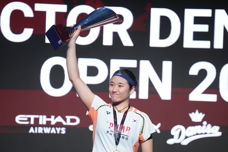 안세영은 26일(한국시간) 프랑스 서부에 있는 세송 세비녜에서 열린 세계배드민턴연맹(BWF) 월드 투어 프랑스 오픈(슈퍼 750) 결승에서 세계 랭킹 2위 왕즈위(중국)를 2-0(21-13 21-7)으로 가볍게 제압하고 우승을 차지했다. 연합뉴스