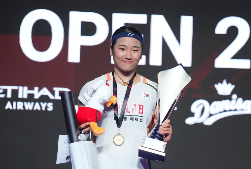 안세영은 26일(한국시간) 프랑스 서부에 있는 세송 세비녜에서 열린 세계배드민턴연맹(BWF) 월드 투어 프랑스 오픈(슈퍼 750) 결승에서 세계 랭킹 2위 왕즈위(중국)를 2-0(21-13 21-7)으로 가볍게 제압하고 우승을 차지했다. 연합뉴스