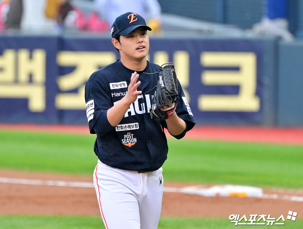한화 이글스 문동주가 지난 26일 서울 잠실야구장에서 열린 LG 트윈스와의 2025 한국시리즈 1차전에 선발등판, 4⅓이닝 4피안타 1피홈런 3볼넷 3탈삼진 4실점(3자책)으로 패전투수가 됐다. 사진 엑스포츠뉴스 DB