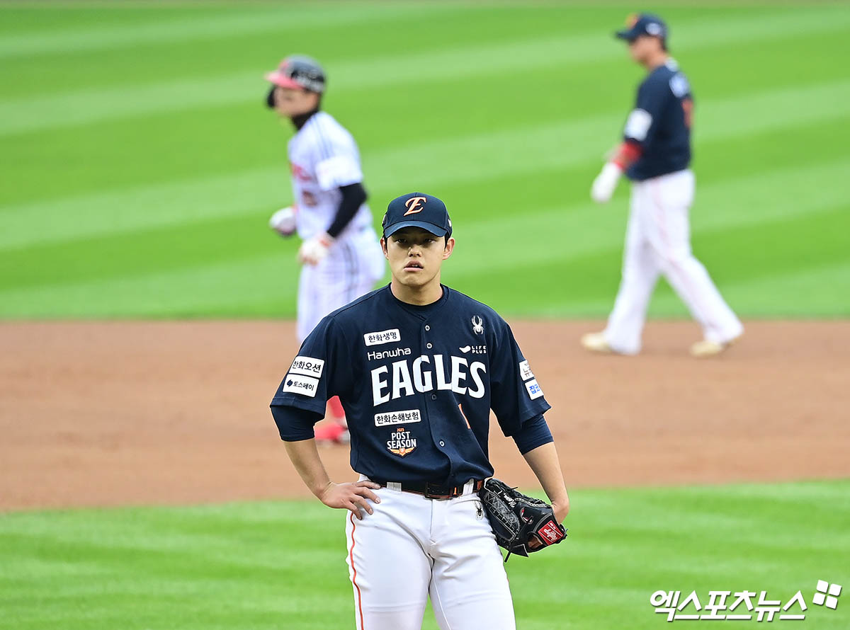 한화 이글스 문동주가 지난 26일 서울 잠실야구장에서 열린 LG 트윈스와의 2025 한국시리즈 1차전에 선발등판, 4⅓이닝 4피안타 1피홈런 3볼넷 3탈삼진 4실점(3자책)으로 패전투수가 됐다. 사진 엑스포츠뉴스 DB