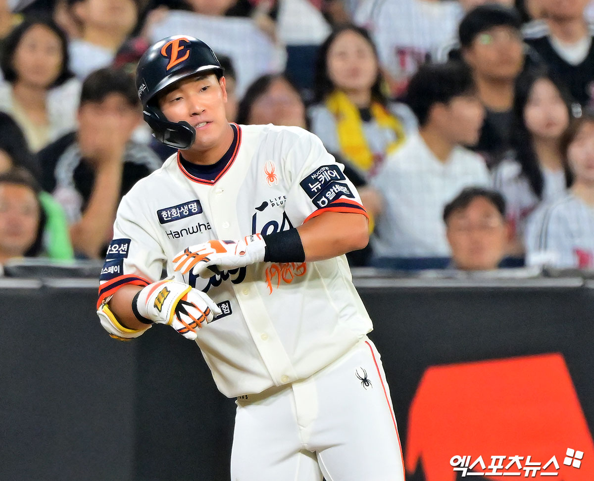 한화 이글스는 27일 서울 잠실구장에서 열리는 2025 신한 SOL Bank KBO리그 포스트시즌 LG와의 한국시리즈 2차전에 나선다. 선발투수로 류현진과 임찬규가 맞붙는 가운데, 한화는 톱타자를 변경해 황영묵(2루수)~루이스 리베라토(중견수)~문현빈(좌익수)~노시환(3루수)~채은성(1루수)~손아섭(지명타자)~하주석(유격수)~최인호(우익수)~최재훈(포수) 순의 선발 라인업을 꾸렸다. 엑스포츠뉴스DB