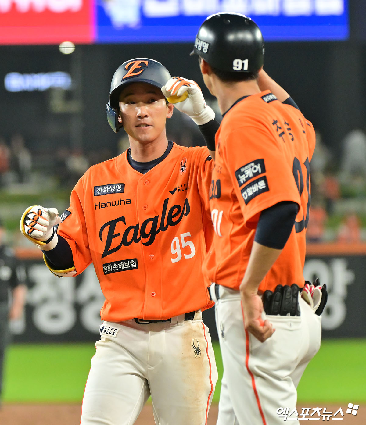 29일 오후 대전 한화생명 볼파크에서 열린 '2025 신한 SOL Bank KBO리그' LG 트윈스와 한화 이글스의 경기, 2회말 2사 3루 한화 황영묵이 최재훈의 1타점 적시타때 득점에 성공하고 있다. 엑스포츠뉴스DB