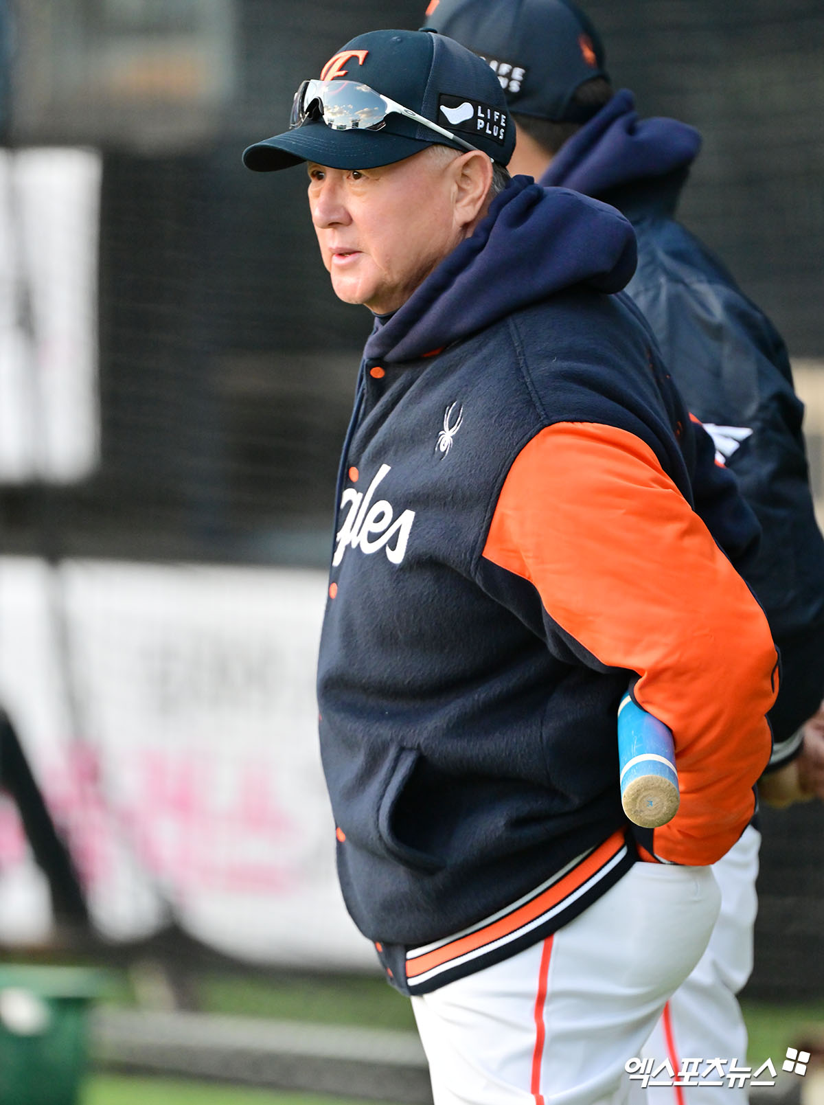 27일 오후 서울 송파구 잠실야구장에서 열리는 '2025 신한 SOL Bank KBO 한국시리즈' 한화 이글스와 LG 트윈스의 2차전 경기, 한화 김경문 감독이 선수들의 훈련에 임하고 있다. 잠실, 김한준 기자