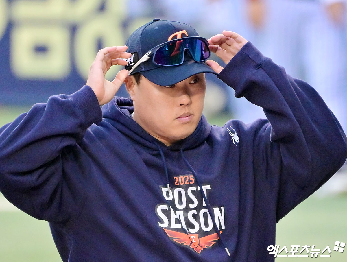 26일 오후 서울 송파구 잠실야구장에서 열린 '2025 신한 SOL Bank KBO 한국시리즈' 한화 이글스와 LG 트윈스의 1차전 경기, LG가 선발투수 톨허스트의 6이닝 2실점 호투와 신민재의 5타수 3안타 활약에 힘입어 8:2의 스코어로 승리하며 73.2%의 우승 확률을 잡았다. 경기종료 후 한화 류현진이 그라운드를 빠져나가고 있다. 잠실, 김한준 기자