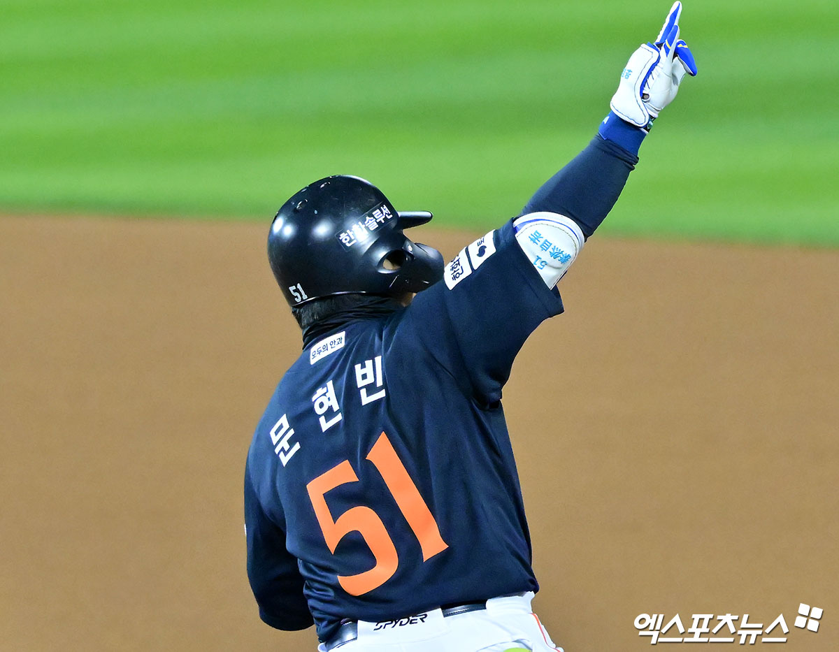 27일 오후 서울 송파구 잠실야구장에서 열린 '2025 신한 SOL Bank KBO 한국시리즈' 한화 이글스와 LG 트윈스의 2차전 경기, 1회초 1사 1루 한화 문현빈이 투런 홈런을 날리고 있다. 잠실, 김한준 기자