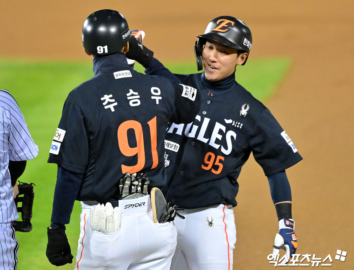 27일 오후 서울 송파구 잠실야구장에서 열린 '2025 신한 SOL Bank KBO 한국시리즈' 한화 이글스와 LG 트윈스의 2차전 경기, 1회초 한화 황영묵이 중전안타를 날리고 있다. 잠실, 김한준 기자