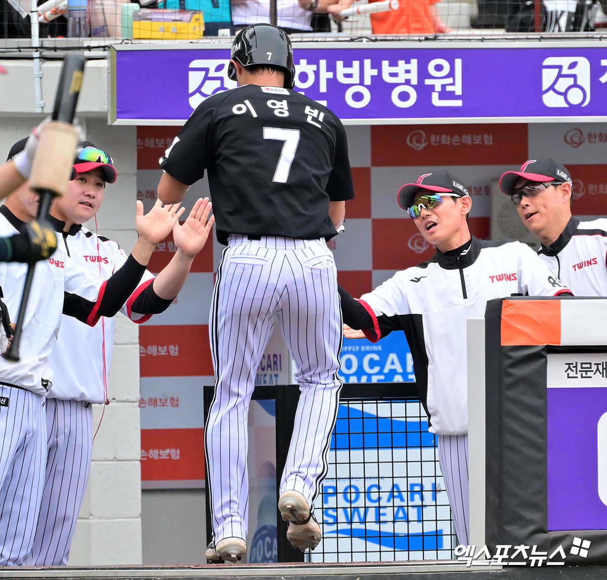 지난 6월 15일 오후 대전 한화생명 볼파크에서 열린 '2025 신한 SOL Bank KBO리그' LG 트윈스와 한화 이글스의 경기, 3회초 2사 만루 LG 이영빈이 문보경의 밀어내기 볼넷때 득점에 성공하고 있다. 엑스포츠뉴스 DB