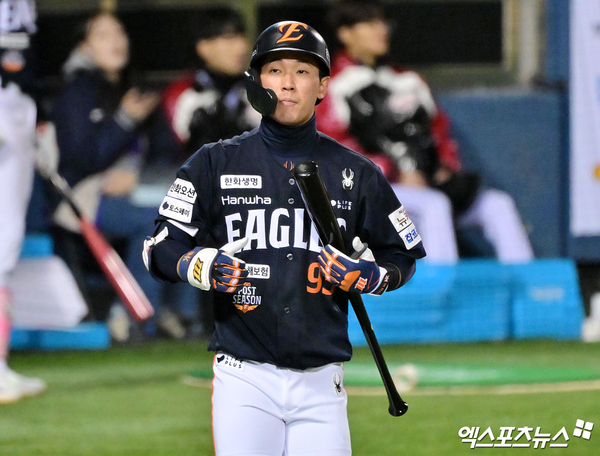 27일 오후 서울 송파구 잠실야구장에서 열린 '2025 신한 SOL Bank KBO 한국시리즈' 한화 이글스와 LG 트윈스의 2차전 경기, 1회초 한화 황영묵이 타석에 들어서고 있다. 잠실, 김한준 기자