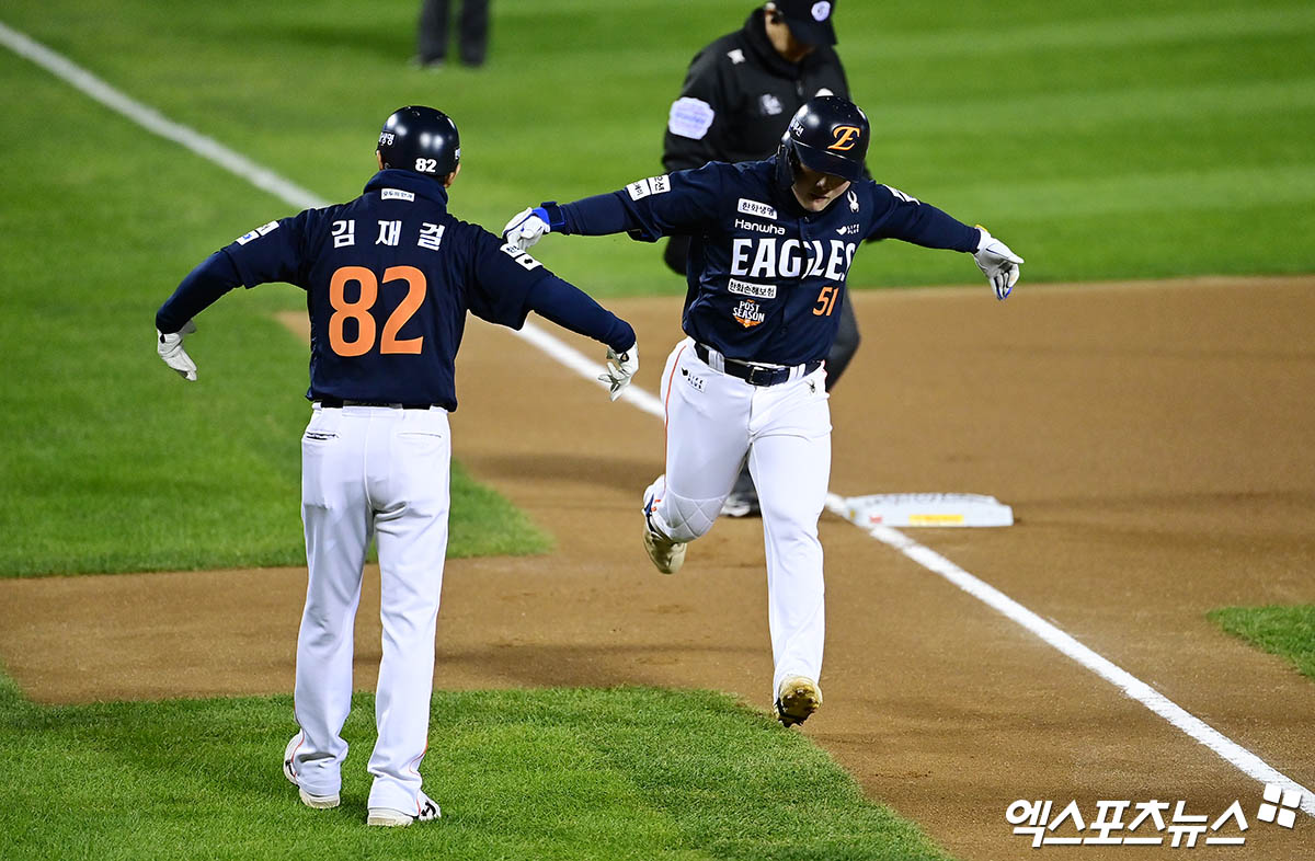 27일 오후 서울 송파구 잠실야구장에서 열린 '2025 신한 SOL Bank KBO 한국시리즈' 한화 이글스와 LG 트윈스의 2차전 경기, 1회초 1사 1루 한화 문현빈이 LG 선발투수 임찬규 상대로 선제 솔로 2점 홈런을 때려낸 뒤 베이스를 돌며 세리머니를 하고 있다. 잠실, 박지영 기자