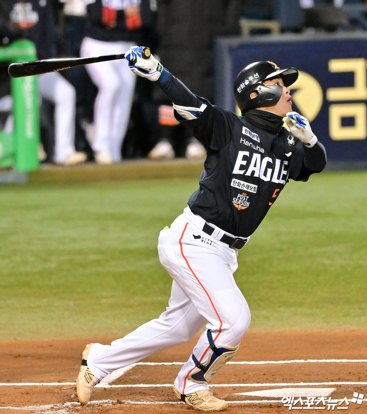 27일 오후 서울 송파구 잠실야구장에서 열린 '2025 신한 SOL Bank KBO 한국시리즈' 한화 이글스와 LG 트윈스의 2차전 경기, 1회초 1사 1루 한화 문현빈이 투런 홈런을 날리고 있다. 잠실, 김한준 기자