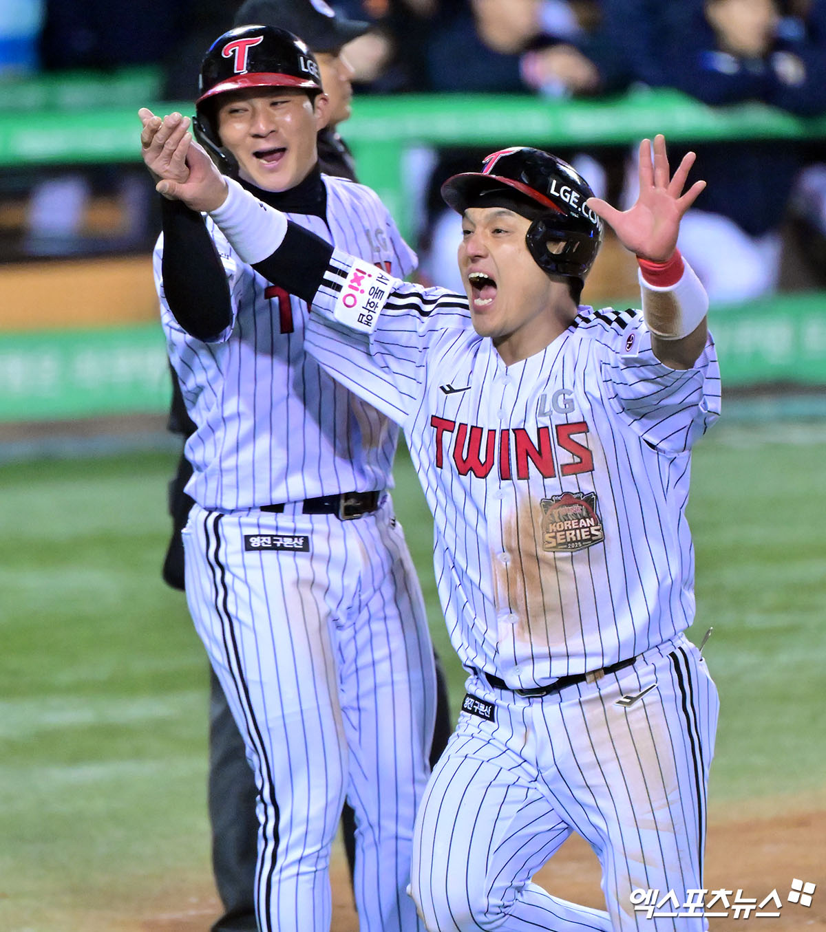 27일 오후 서울 송파구 잠실야구장에서 열린 '2025 신한 SOL Bank KBO 한국시리즈' 한화 이글스와 LG 트윈스의 2차전 경기, 2회말 무사 2,3루 LG 박동원이 구본혁의 2타점 적시타때 득점에 성공하고 있다. 잠실, 김한준 기자