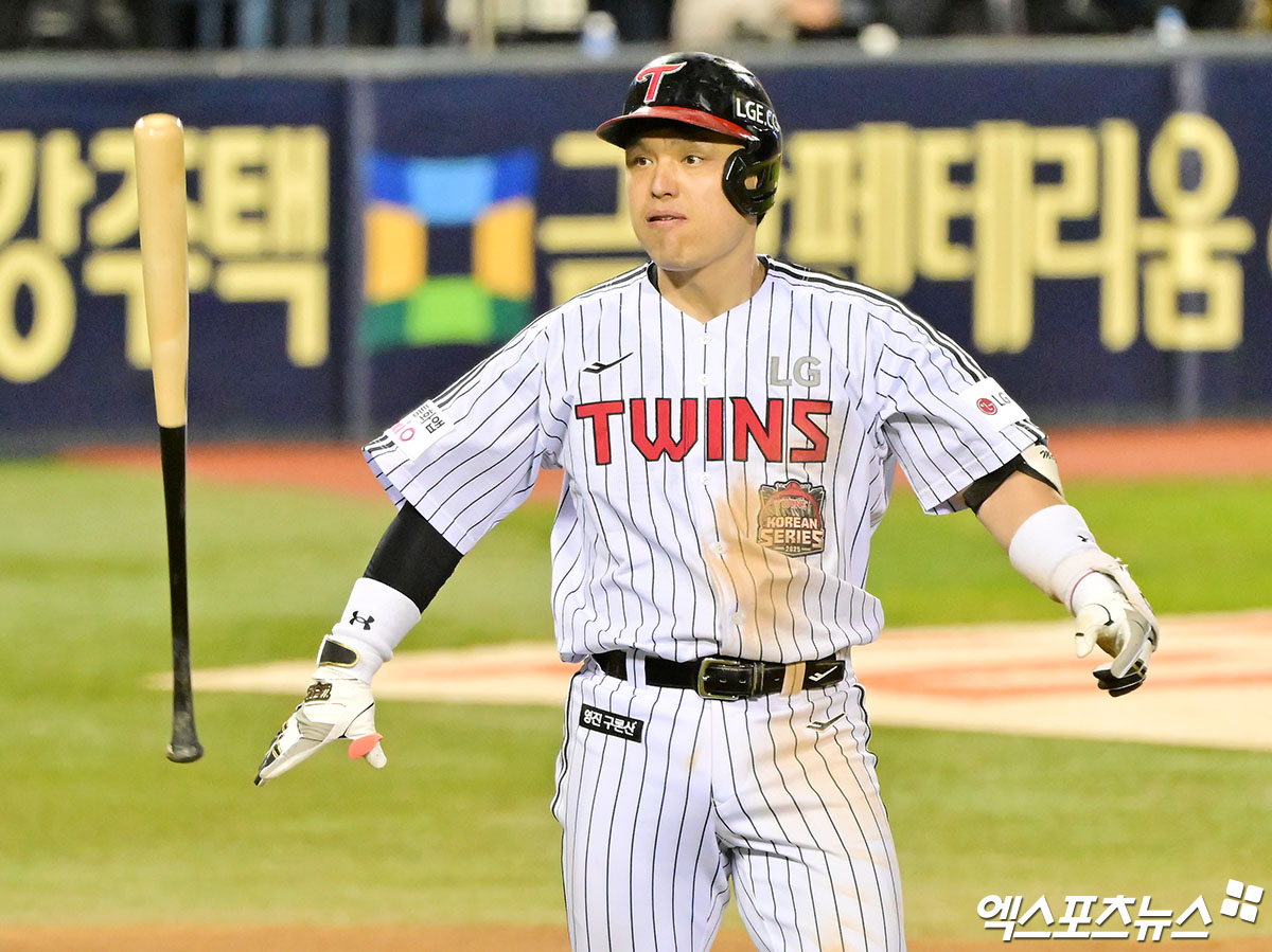 27일 오후 서울 송파구 잠실야구장에서 열린 '2025 신한 SOL Bank KBO 한국시리즈' 한화 이글스와 LG 트윈스의 2차전 경기, 3회말 2사 1루 LG 박동원이 투런 홈런을 날리고 있다. 잠실, 김한준 기자