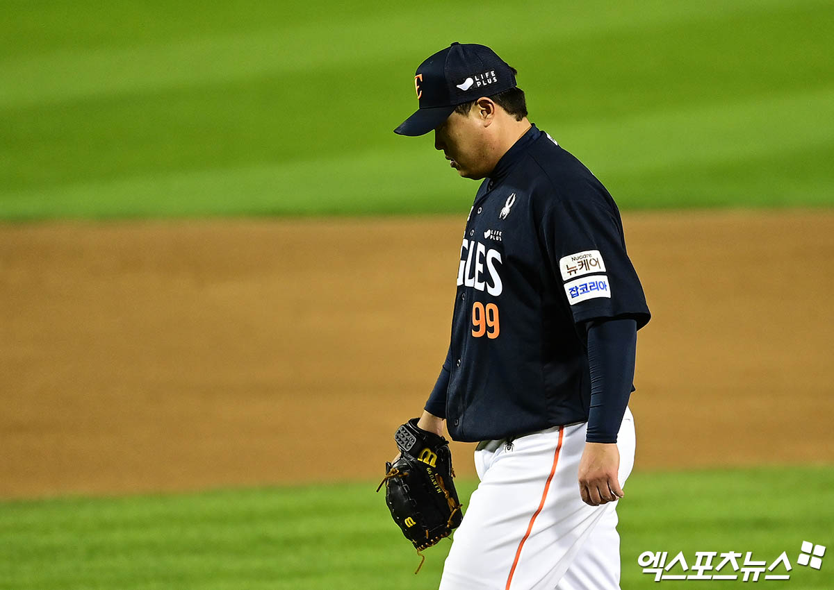 27일 오후 서울 송파구 잠실야구장에서 열린 '2025 신한 SOL Bank KBO 한국시리즈' 한화 이글스와 LG 트윈스의 2차전 경기, 2회말 한화 선발투수 류현진이 5실점으로 이닝을 마친 뒤 더그아웃으로 향하고 있다. 잠실, 박지영 기자