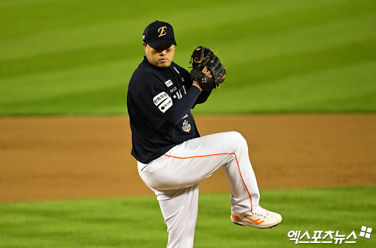 27일 오후 서울 송파구 잠실야구장에서 열린 '2025 신한 SOL Bank KBO 한국시리즈' 한화 이글스와 LG 트윈스의 2차전 경기, 1회말 한화 선발투수 류현진이 역투하고 있다. 잠실, 박지영 기자